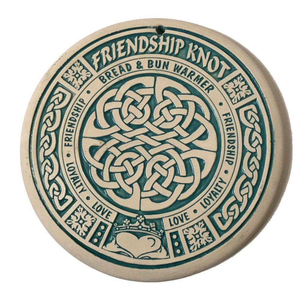 Vtg 2005 Irish Friendship Knot stoneware trivet bread warmer love loyalty USA